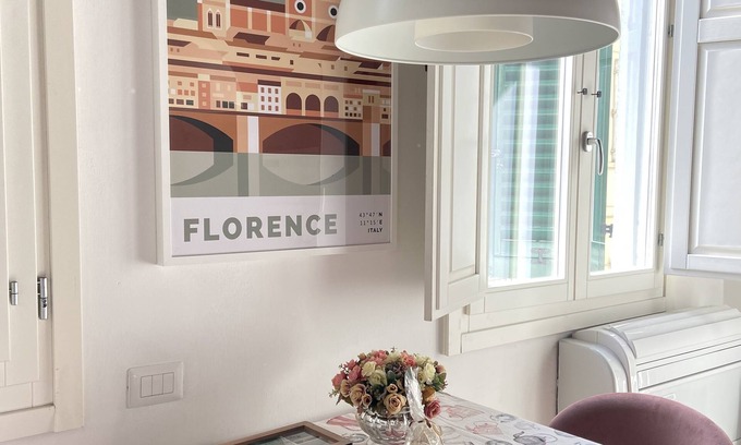 Sant' Ambrogio Apartamento | La Casina di Mezzo Florence historic center exposed beams Air conditioning