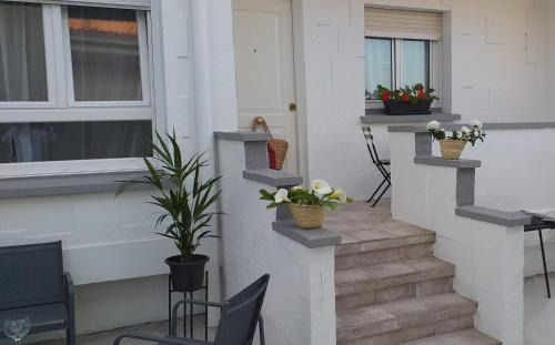 El Astillero Casa | La Casita Blanca