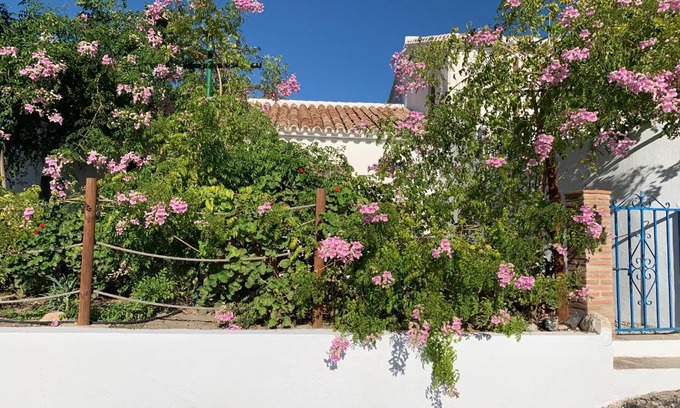 El Chorro Casa | La Casita Blanca- La Almona Chica
