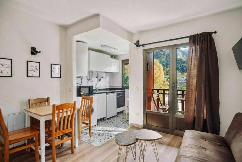 Sallent de Gallego Apartamento | La Casita del Arbol by Cardi Suites