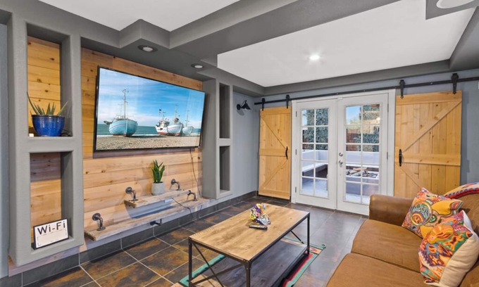El Paso Casa | La Casita Experience, Sleeps 12, Hot Tub Jacuzzi