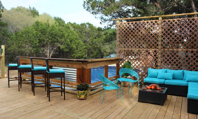 Wimberley Cabaña | La Casita (tranquilo y tranquilo) Patio privado con bañera de hidromasaje y parrilla de barbacoa.