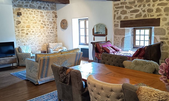 Saint-Estephe Cama Y Desayuno | La Cerise – spacious and elegant B&B room at Domaine Le Verger