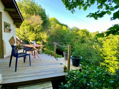 Sille-le-Guillaume Casa | la chambre d hotes de marie indépendante et sa terrasse avec vue panoramique proche alpes mancelles