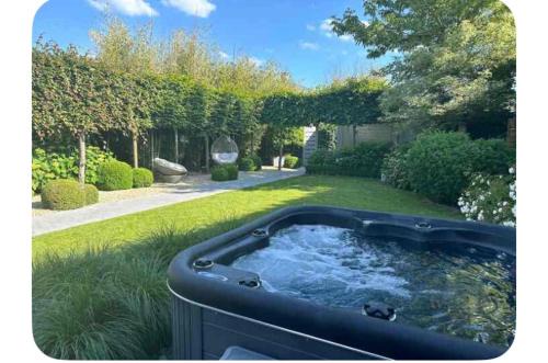 Tournai Cama Y Desayuno | La chambre du puits avec 2 jacuzzis , sauna et Hammam privatif