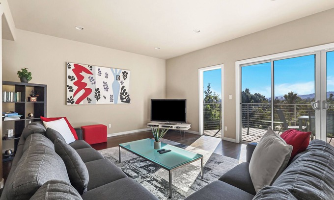 Los Feliz Casa | LA Chic Stunning Views & Sunsets close to Griffith Park Observatory & Hollywood