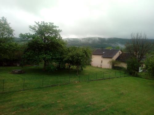 Saint-Come-d'Olt Cama Y Desayuno | La clématite d olt