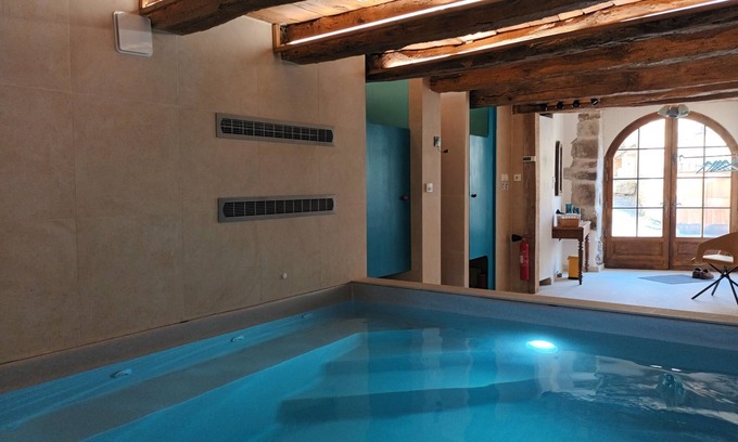 Castelnau-Pegayrols Casa | Casa de vacaciones La Clé Des Sens con vistas a la montaña, terraza privada y piscina cubierta.