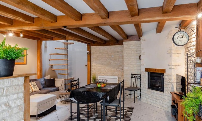 Cremieu Apartamento | La cour de Cremieu