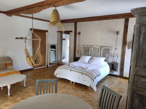 Mosles Casa | La Cour Souveraine - Chambre d'hôtes La Péninsule