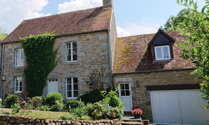 Saint-Sauveur-de-Carrouges Otro | La Drutière Farmhouse is a beautiful rural gem,w/pool