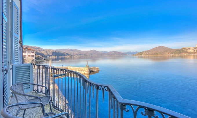 Arona Apartamento | La Dolce Vita Pied dans L' Eau, Arona, Italy