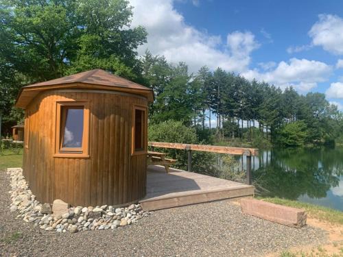 Roye Chalet De Esquí | La Feuille - Cabane isolée avec vue sur étang, terrasse privée & pêche