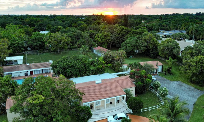 Glenvar Heights Cabaña | La Finca Miami by SoFla Vacations