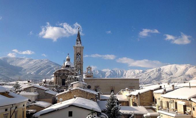 Sulmona Apartamento | La Finestra Sulmò, apartamento panorámico en Sulmona con vistas al centro histórico.