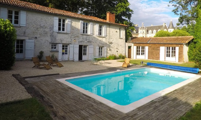 Bourneau Casa | La Forêt Cottage en Château de Bourneau con piscina privada y jardín