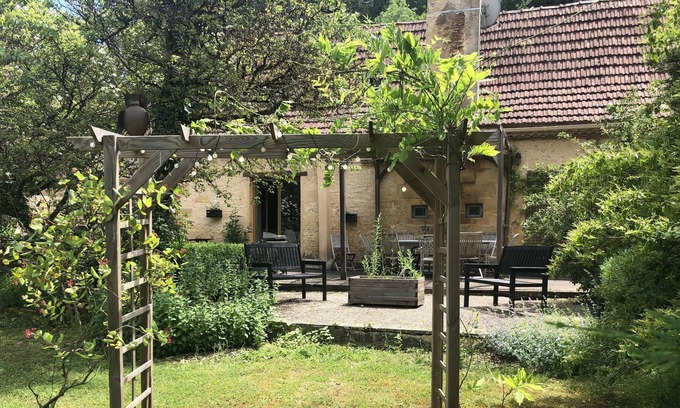 Les Eyzies Cabaña | La Maison Bleue en Les Girouteaux 3 encantadoras cabañas de 4 estrellas con piscina