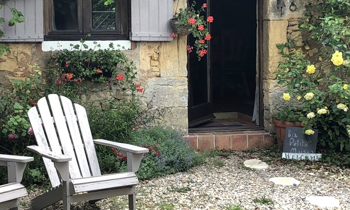 Les Eyzies Cabaña | La Petite Maison en Les Girouteaux 3 encantadoras cabañas de 4 estrellas con piscina
