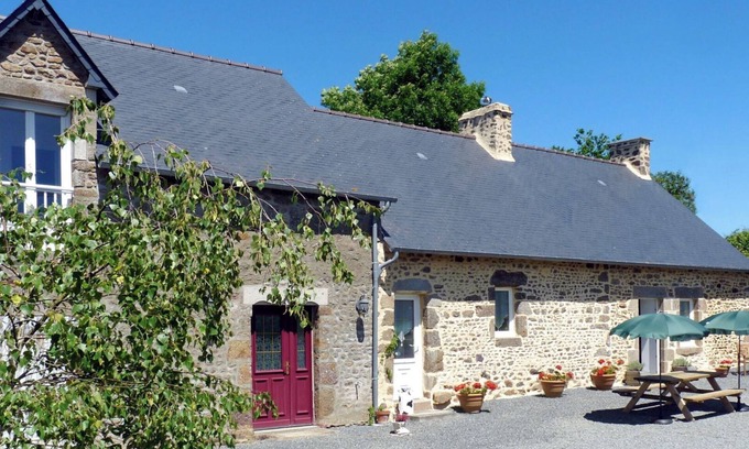 Saint-Thomas-de-Courceriers Casa | La Goupillère, farmhouse and extensive grounds in a tranquil country setting