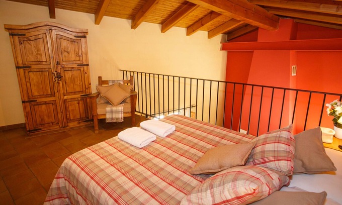 Pinuecar Casa | La Fragua es una casita con techo a dos aguas construida en piedra y madera.