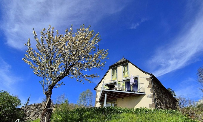 Mur-de-Barrez Casa | La Grange, a tranquil retreat filled with modern touches, near Mur de Barrez