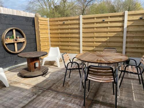 Coutiches Apartamento | La Grange Eiffel appartement cosy avec parking ferme et terrasse Wood