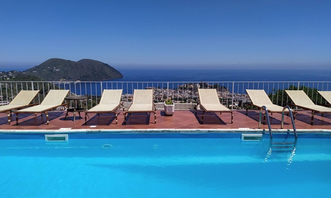 Lipari Historic Centre Casa | Casa panorámica la Greca en villa con piscina en Lipari