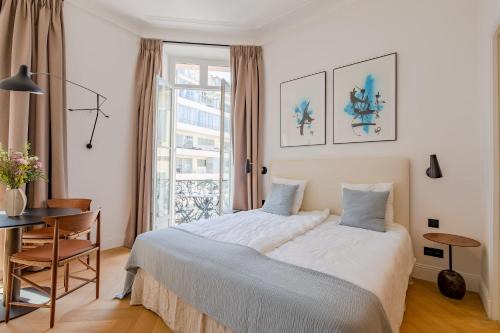 Cannes City Centre Apartamento | La Guitare 23 - Large modern studio with balcony in center of Cannes, just behind Grand Hotel