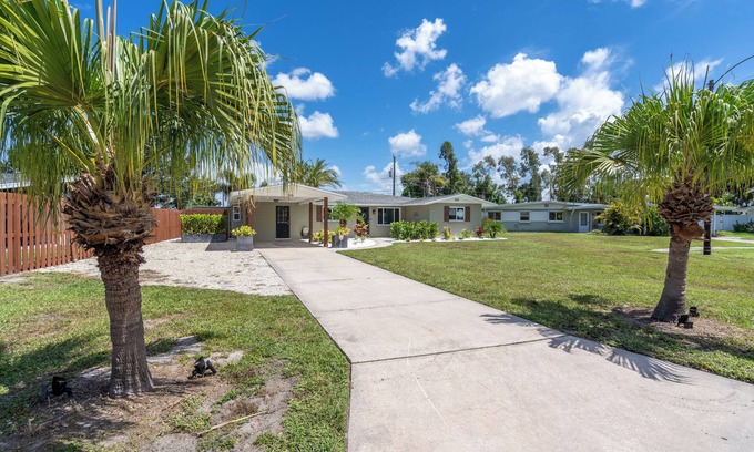 Sarasota Casa | La Hacienda/heated pool, hot tub, 6 mi to beach