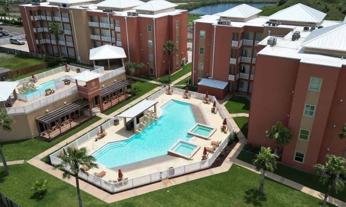South Padre Island Condominio | La Isla F102 2 Bedroom Condo by RedAwning