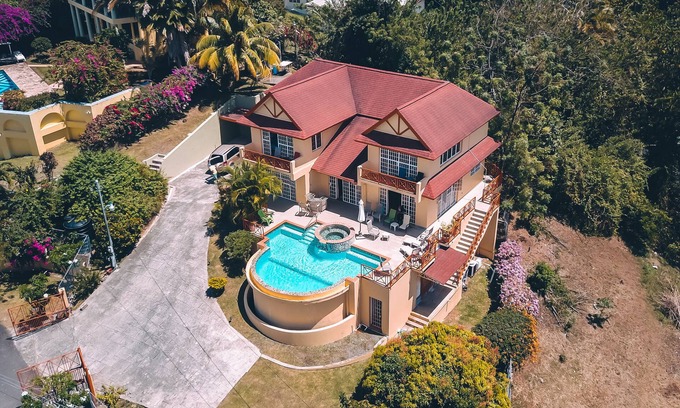 Black Rock Villa | La Jolie ... Casa de lujo con piscina infinita, jacuzzi y espectacular vista al mar.