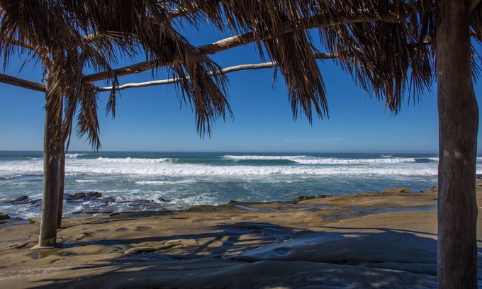 Village of La Jolla Casa | La joya escondida de La Jolla: ¡Un bungalow inspirado en el surf se dirige a la playa y al pueblo!