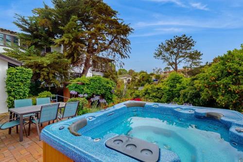 Country Club Casa | La Jolla Historic Gem, Hot Tub, Game Room, Garden Oasis with Firepit & Courtyard Dining