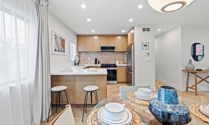 Village of La Jolla Casa | La Jolla Luxury 2BR | Tesla Charger + Parking