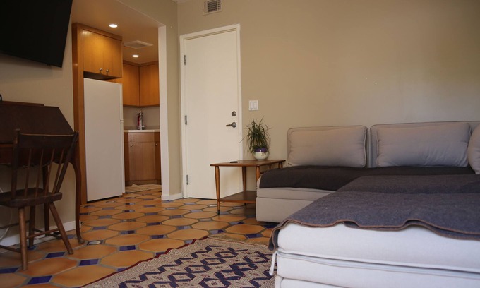 Beach Barber Tract Apartamento | Estudio privado y acogedor con estacionamiento privado.