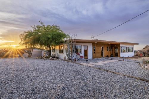 Panorama Heights Casa | La Luna Azul - Privacy in the Boulders with Hot Tub & Fire Pit home