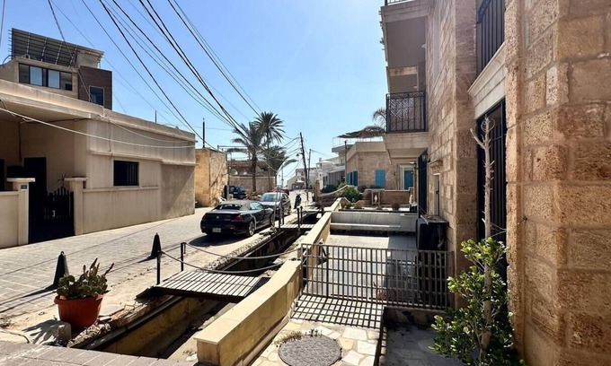 Batroun Apartamento | La Luna Luz - Full 1BR Apt w/ Balcony – Seaside at Bahsa Bay Beach, Batroun.