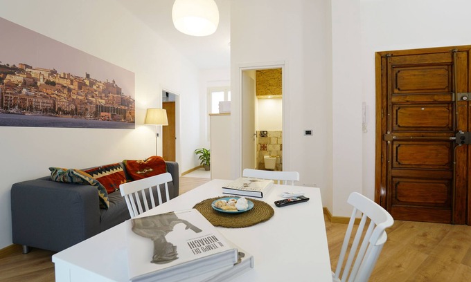 Cagliari Apartamento | La Luna two-bedroom apartment with terrace in the center