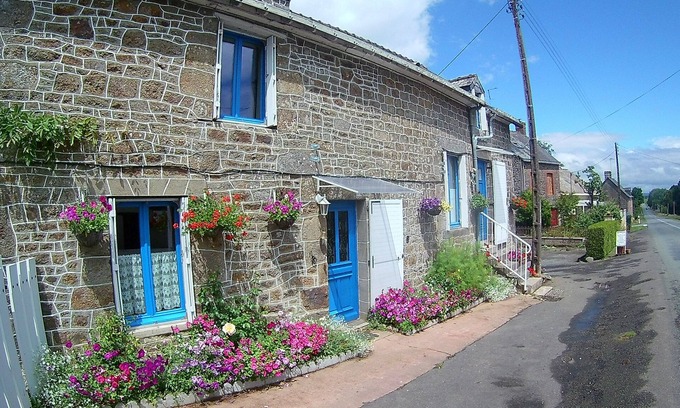 Saint-Mars-sur-Colmont Casa | La Maison Fleurie, en casa de Marie y Emmanuel