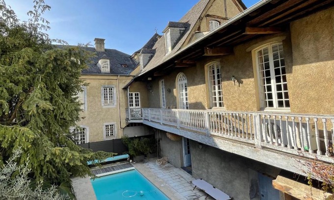 Tarbes Casa | La Maison aux murs anciens et ses chambres