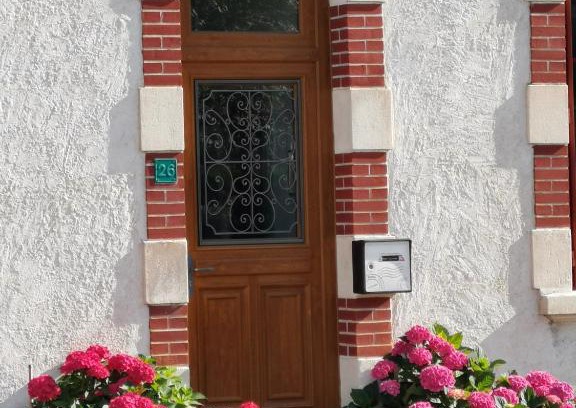 Montmarault Casa | La maison aux rosiers