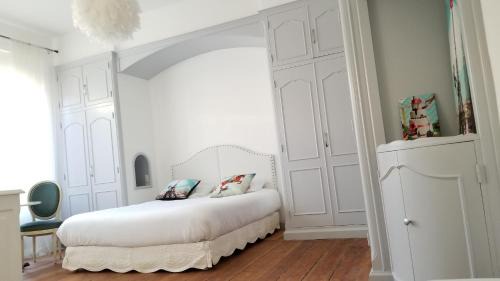Blaye Cama Y Desayuno | La Maison Blanche