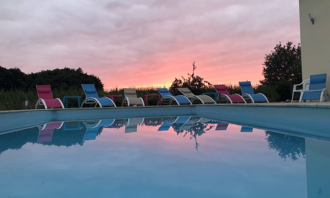 Le Leuy Casa | Casa rodeada de naturaleza con piscina y dormitorios.