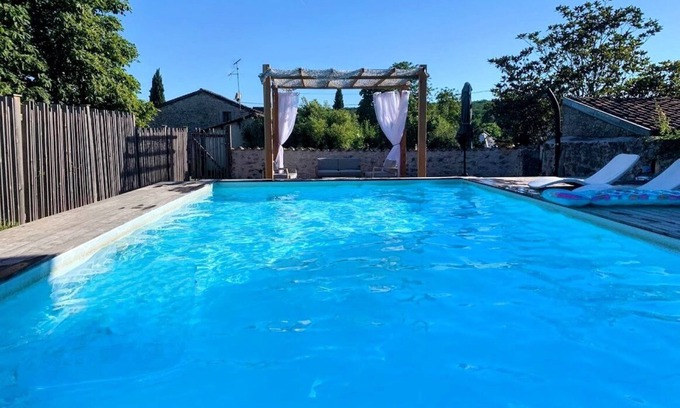 Graves-Saint-Amant Casa | La Maison des Vendangeurs, authentic stone gîte with pool