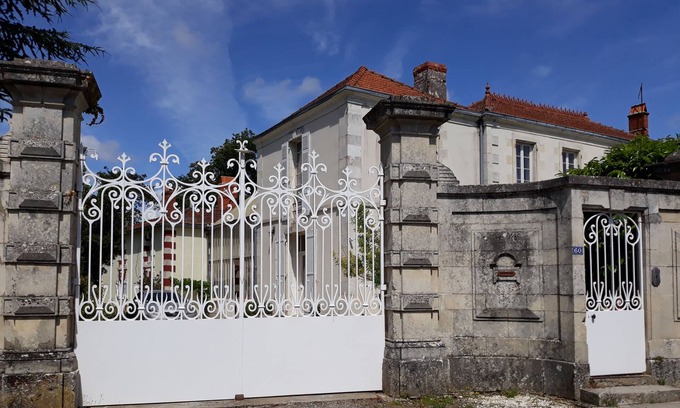 Sainte-Soulle Casa | La Maison de Gardien at Manor House Charentaise