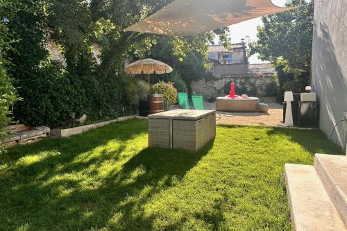 Cadereau Casa | La Maison de la fontaine - Jardin et jacuzzi