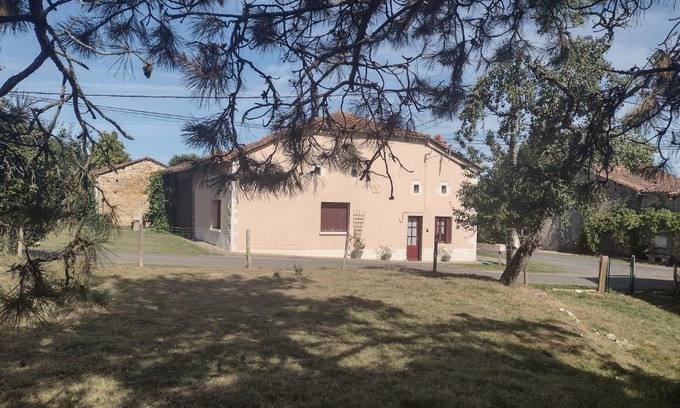Genouille Casa | La Maison des Roses 1-Bed House in Genouille