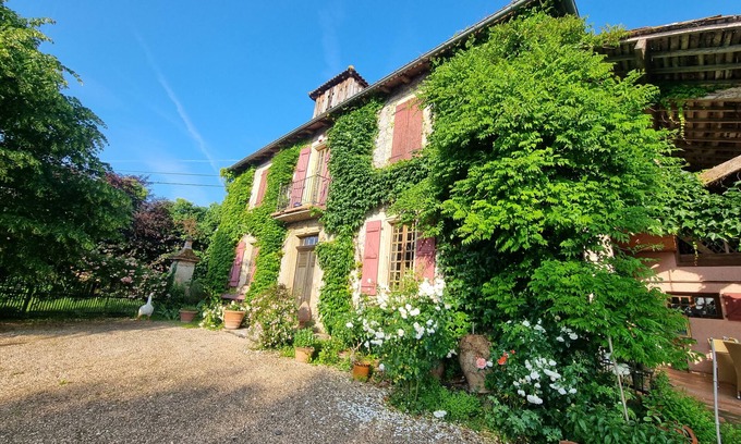 Molas Casa | La Maison des Roses – Refugio con encanto en Gascuña con piscina climatizada y jardín florido
