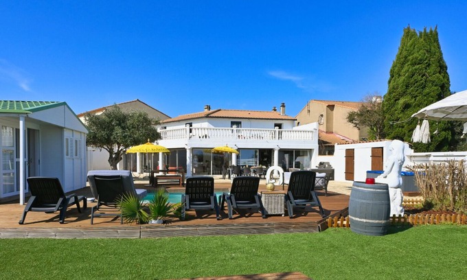 Le Grau-Du-Roi Casa | La Maison du Bonheur, Swimming pool, Jacuzzi, Billiards