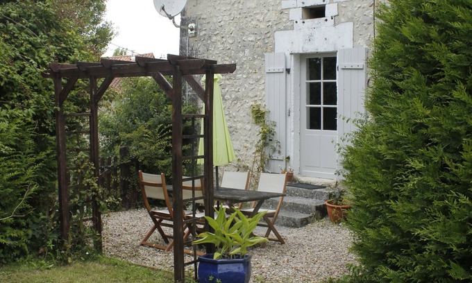 Bertric-Buree Casa | La Maison du Jardin, una casa de campo de dos dormitorios, con impresionantes vistas y puestas de sol.